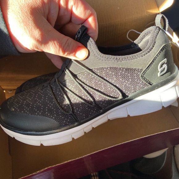 Brand new 5.5 sketchers - Picture 2 of 3